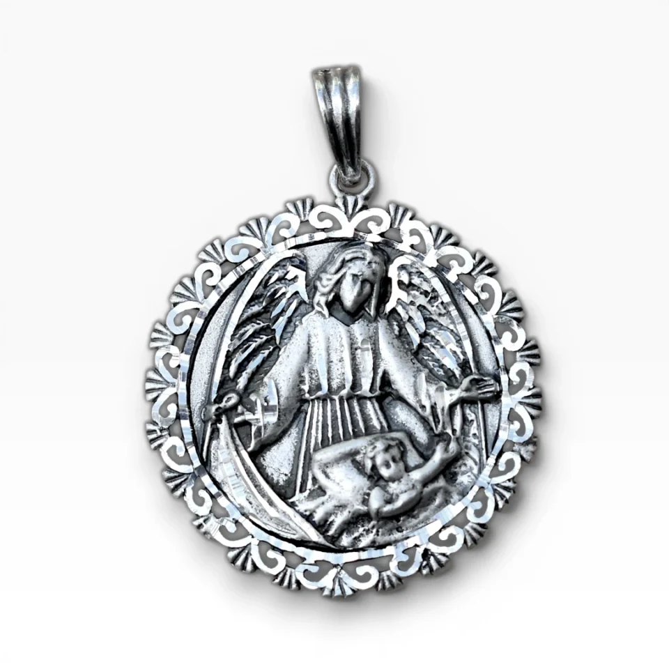 Medalla de plata de ley 925 Ángel de la Guarda Cuna con diseño calado y borde troquelado, vista frontal detallada.