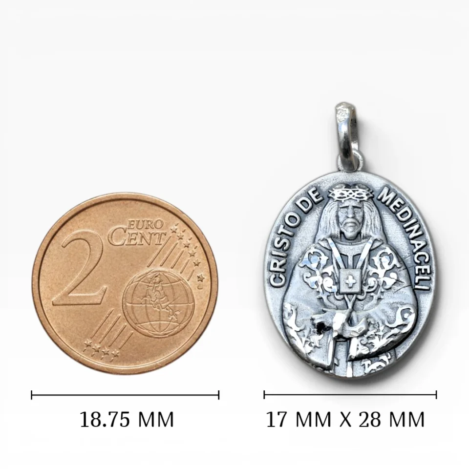Tamaño y dimensiones de 17x28 mm de la medalla del Cristo de Medinaceli frente a moneda