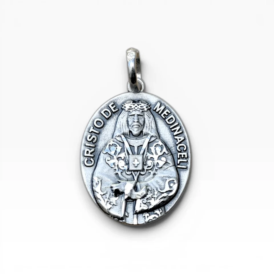 Medalla del Cristo de Medinaceli en plata de ley 925 vista frontal